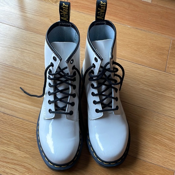 Dr. Martens Shoes - White Dr. Martens - size 8